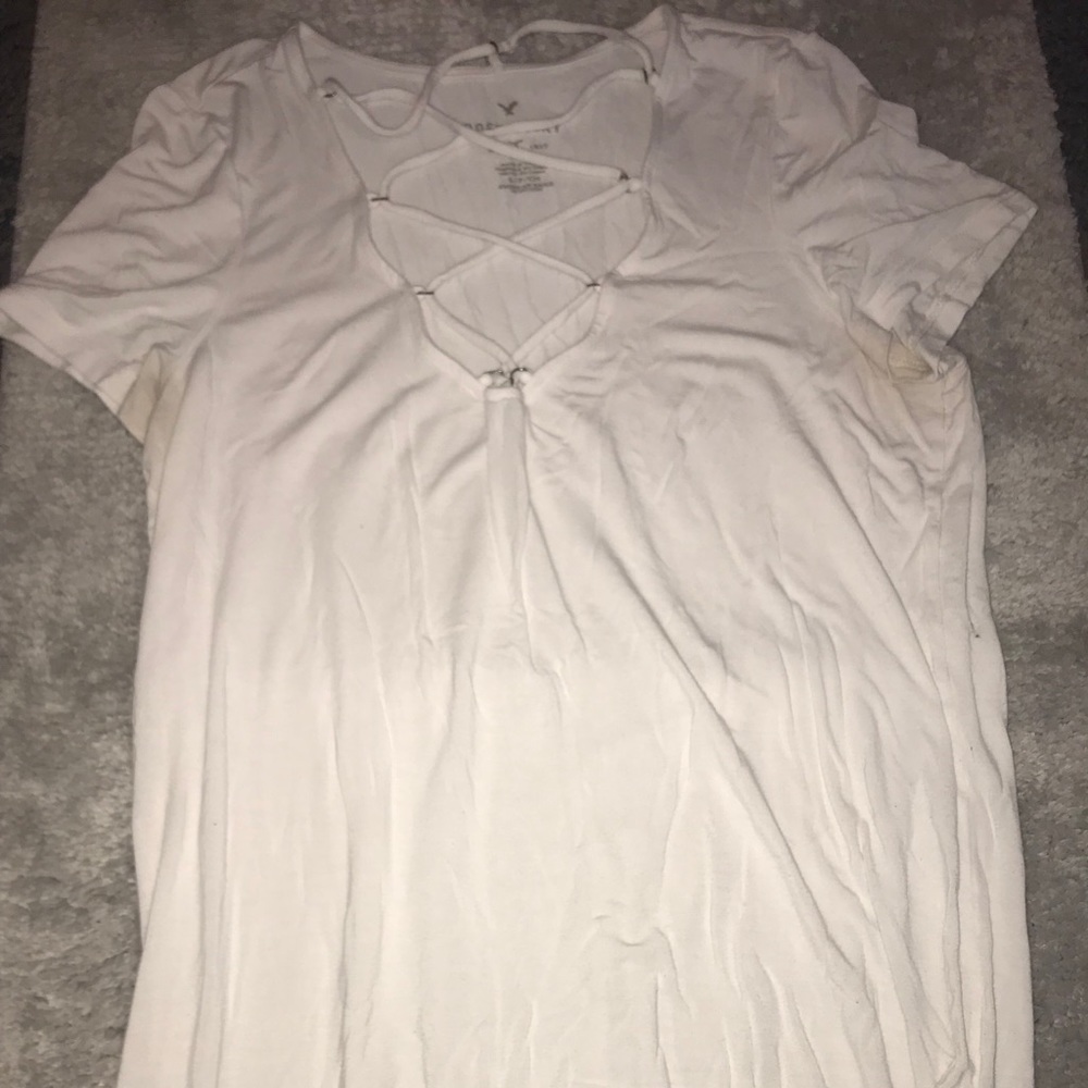 White T-shirt with neck detail